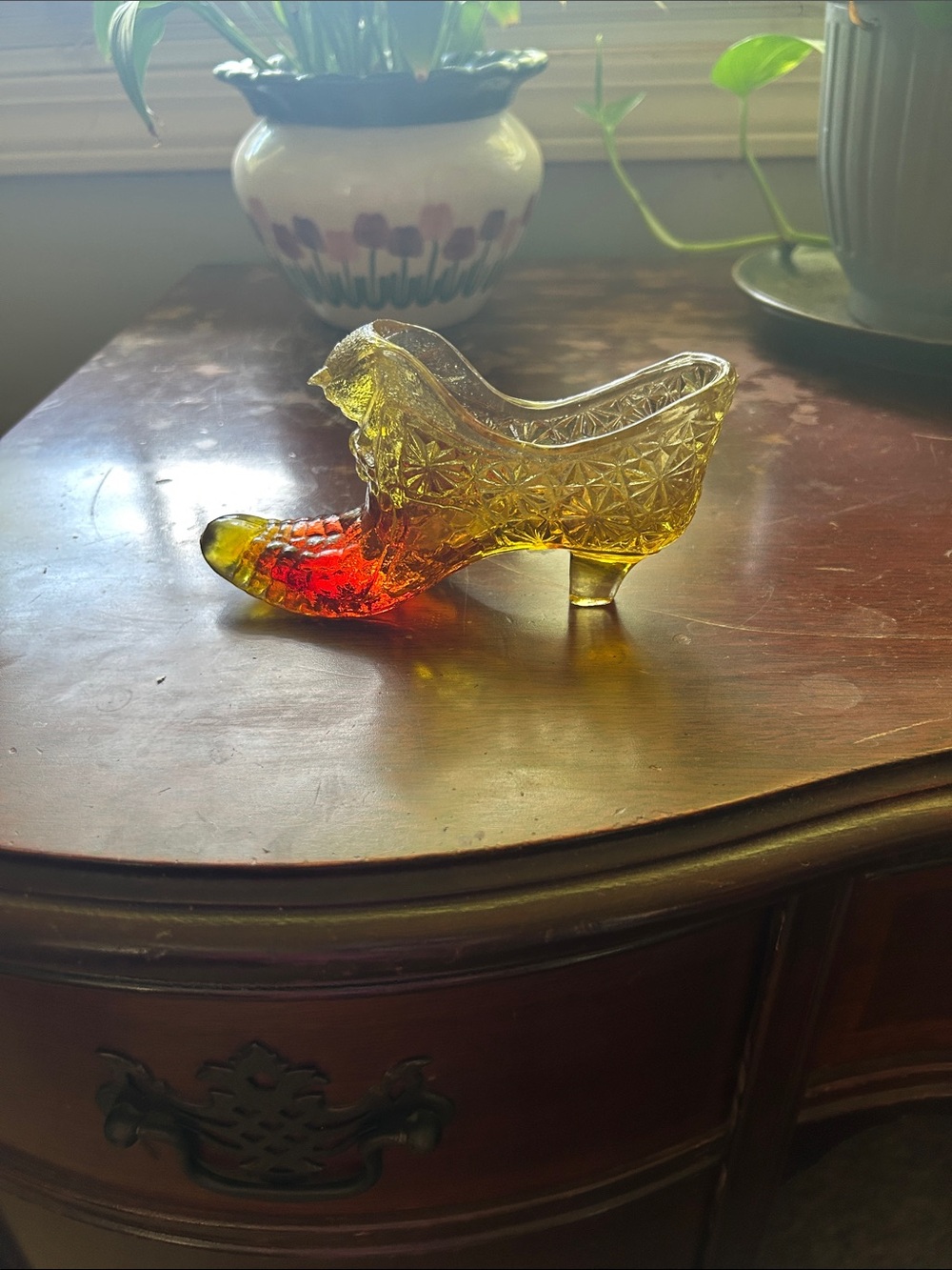 Beautiful vintage Dagenhart amberine glass slipper.